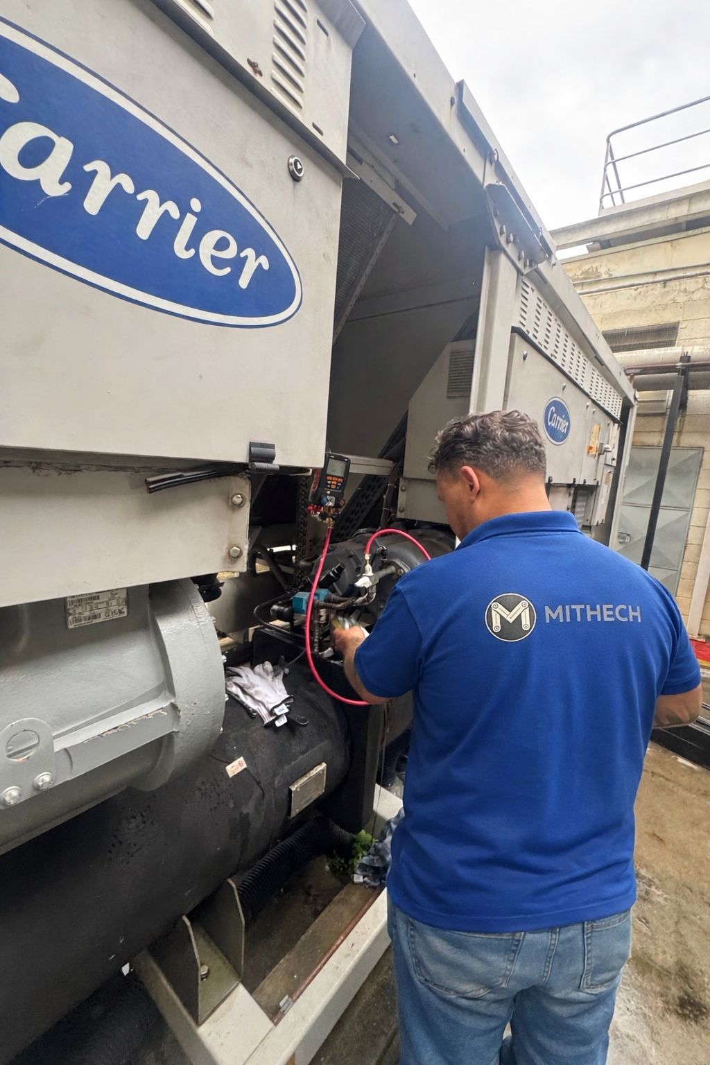 Técnico da Mithech em ambiente hospitalar