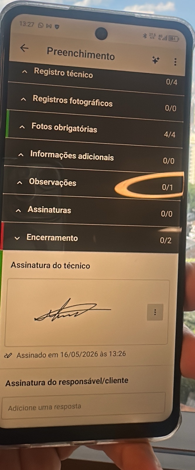 Registro digital de checklist técnico em atendimento corporativo